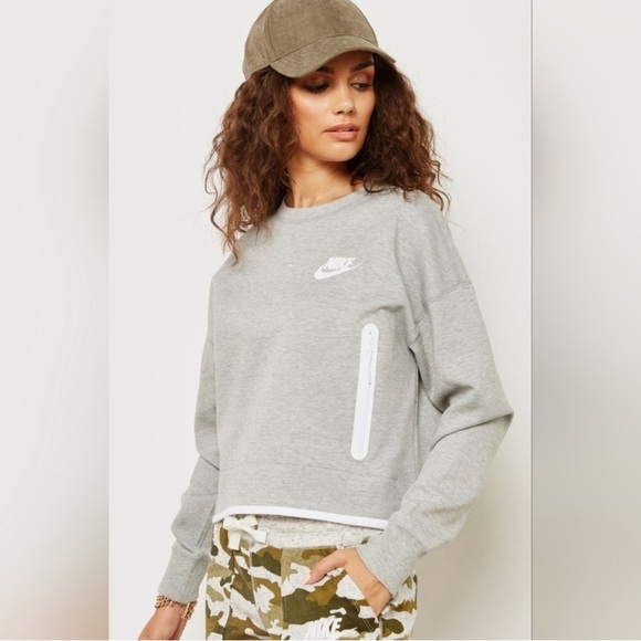 Nike Tops - Nike Sportswear Womens Tech Fleece Sweatshirt 939929-063 medium EUC super cute